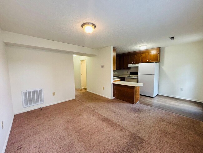 Foto del edificio - 4 Bedroom 2.5 Bath Townhouse