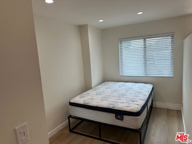 Foto del edificio - 5071 EDGEWOOD Pl