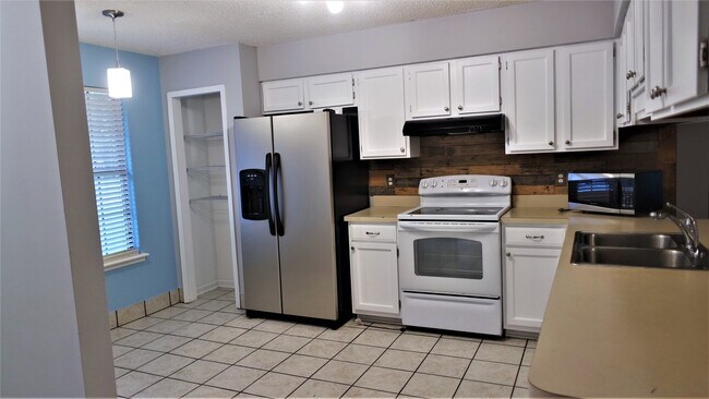 Foto del edificio - Gorgeous 3 bedroom 2 bath available!