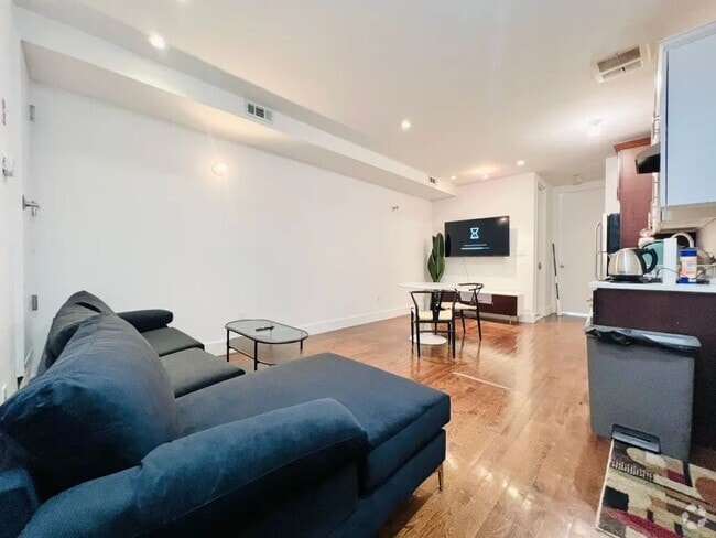 Building Photo - Furnished room/NOT APARTMENT