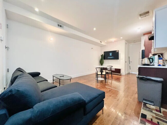 Foto del edificio - Furnished room/NOT APARTMENT