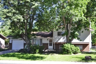 Building Photo - 920 Ponderosa Dr