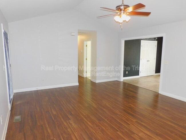 Foto del edificio - 2804 Mitchell Wood Dr