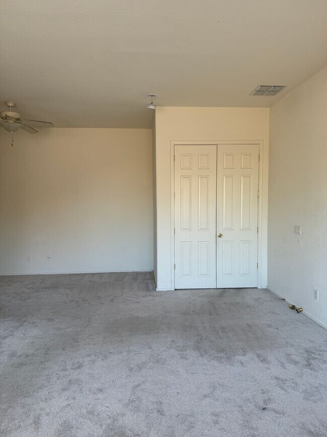 Foto del edificio - SINGLE LEVEL HOME. OVER 2000 SQUARE FEET I...