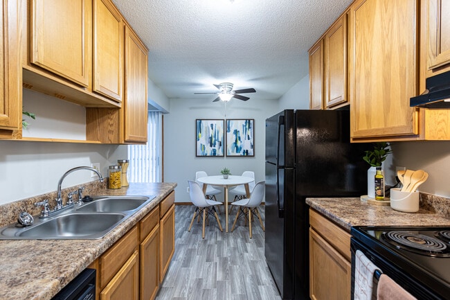 Building Photo - Royal Oaks Apartments