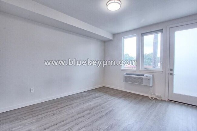 Building Photo - Studio Unit in Overlook Lofts Apartments o...