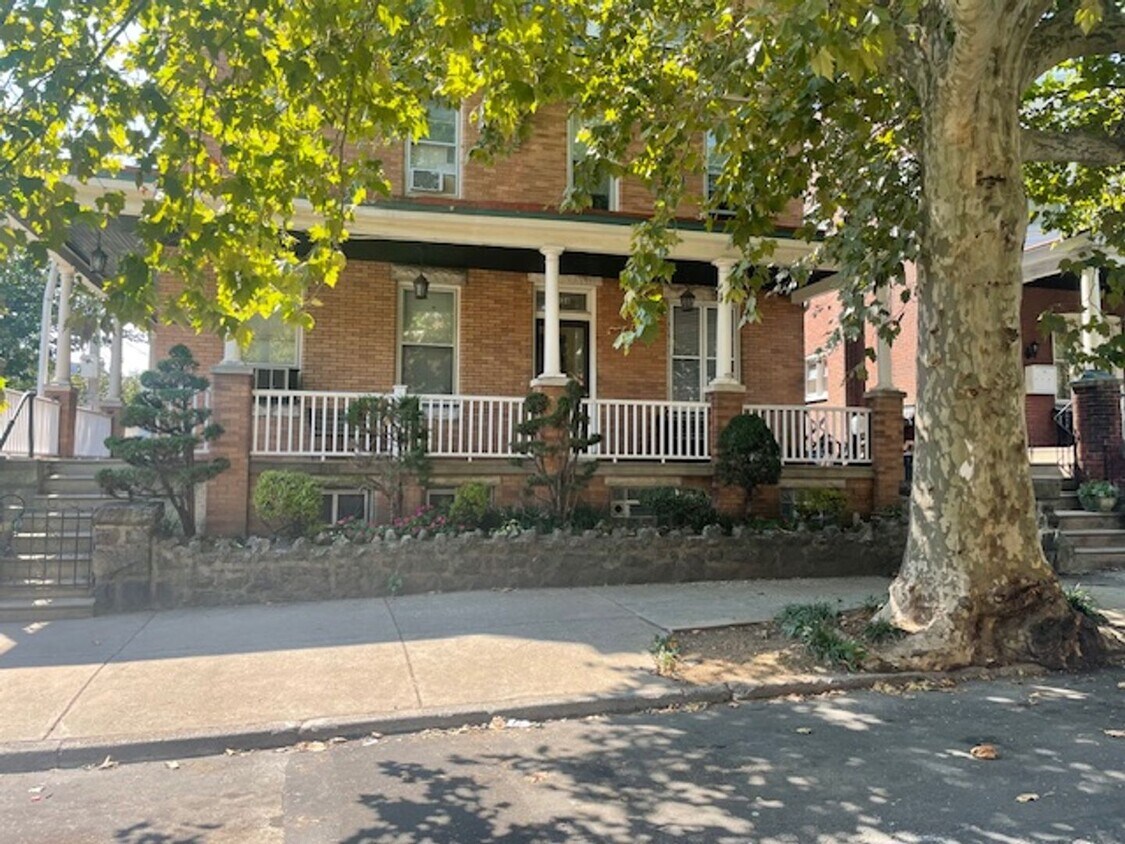 Primary Photo - Fantastic Frankford Studio