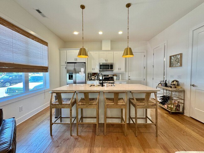 Foto del edificio - 2 Bed, 2.5 Bath Townhome with 2 Car Garage