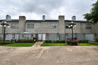 Building Photo - 382 Wilcrest Dr