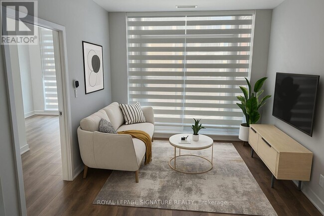 Photo du bâtiment - 1037 The Queensway