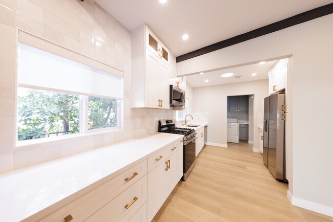 Foto del edificio - 735 N Frederic St