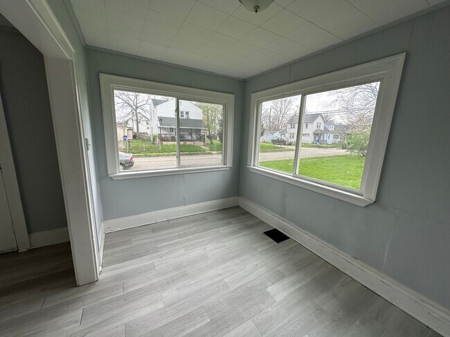 Building Photo - Spacious 4-Bed/1-Bath Columbus Haven: Comf...