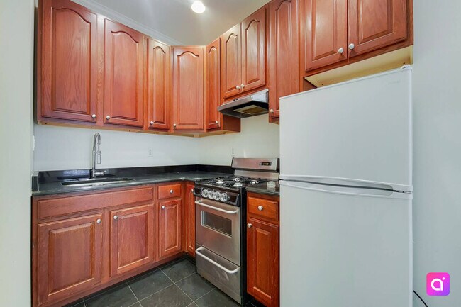 Building Photo - 211 W 80th St