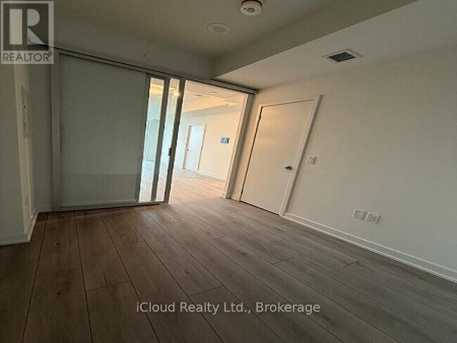 Photo du bâtiment - 1 Fairview Rd E