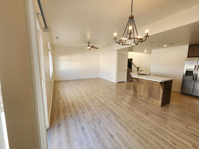 Foto del edificio - Adorable 3-Bedroom Townhome with 2-Car Gar...