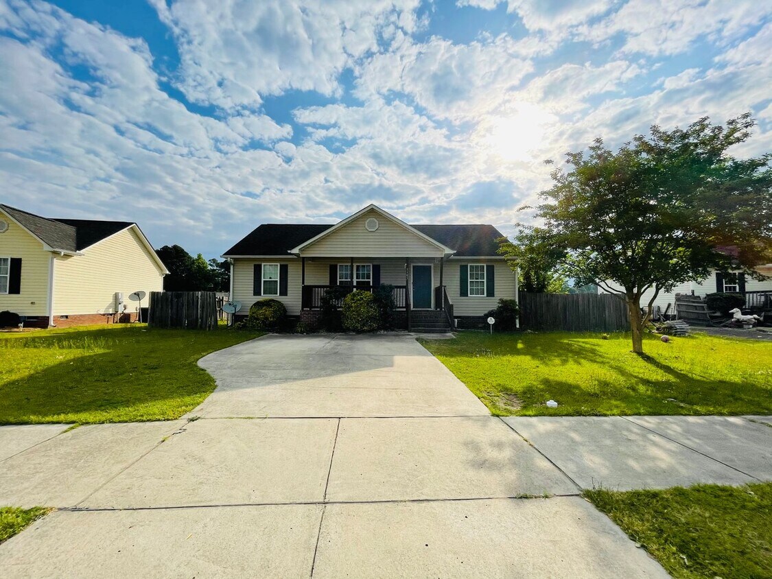 Building Photo - ADORABLE 3 BR, 2 BA W/ FENCED-IN BACKYARD ...