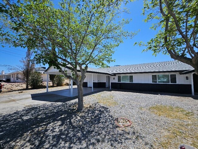 Foto del edificio - 1083 E Calvada Blvd