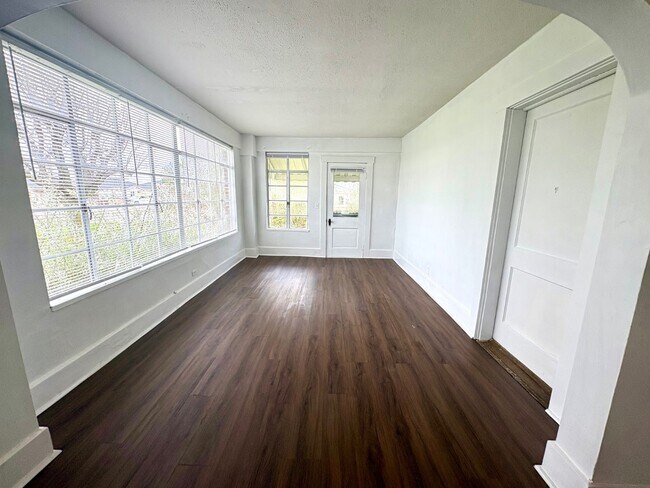 Foto del edificio - 595 N Washington St