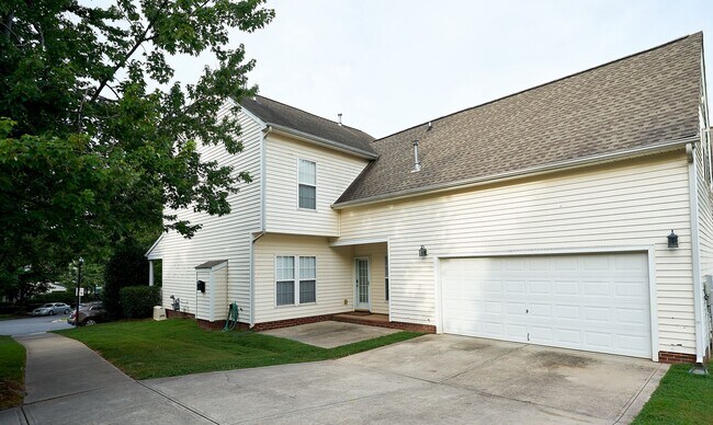 Foto del edificio - 16100 Sunninghill Park Rd
