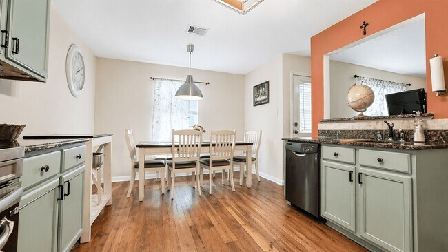 Foto del edificio - 17430 Cedar Rock Dr