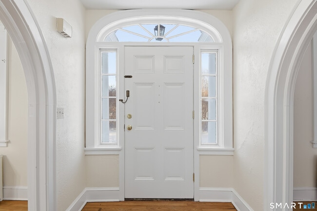 Building Photo - 815 E Main St