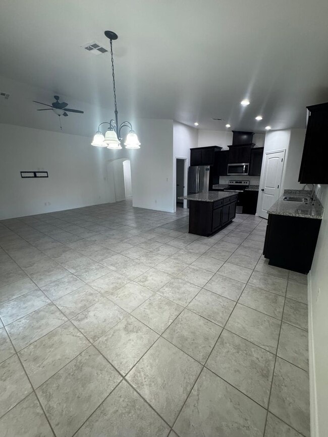 Foto del edificio - LARGE CORNER LOT