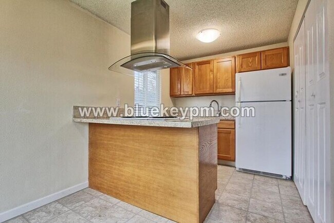 Foto del edificio - 2 Bed, 1 Bath Duplex in Lincoln Neighborhood