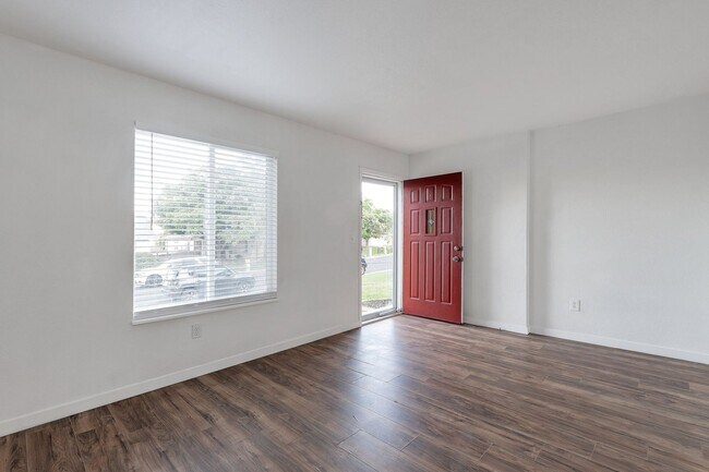 Building Photo - 2 Bedroom Duplex with Updates, Large Fence...
