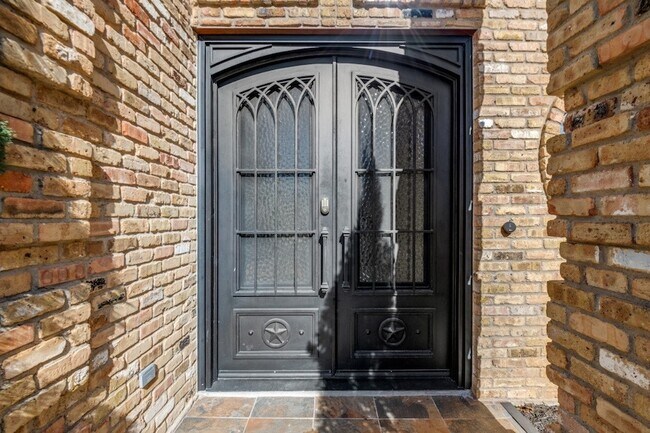 Building Photo - 529 Chippendale Dr