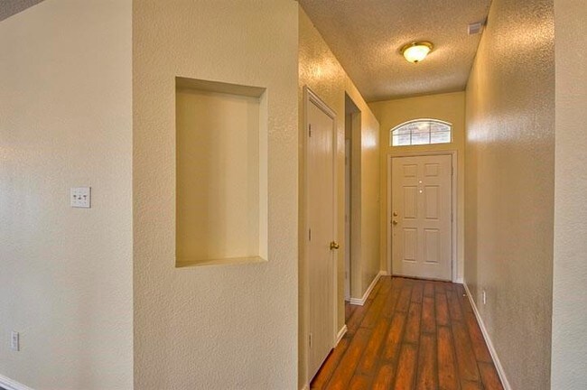 Building Photo - 2025 Waterview Dr