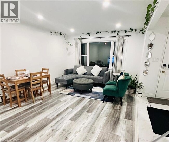 Building Photo - 878 Upper Ottawa St