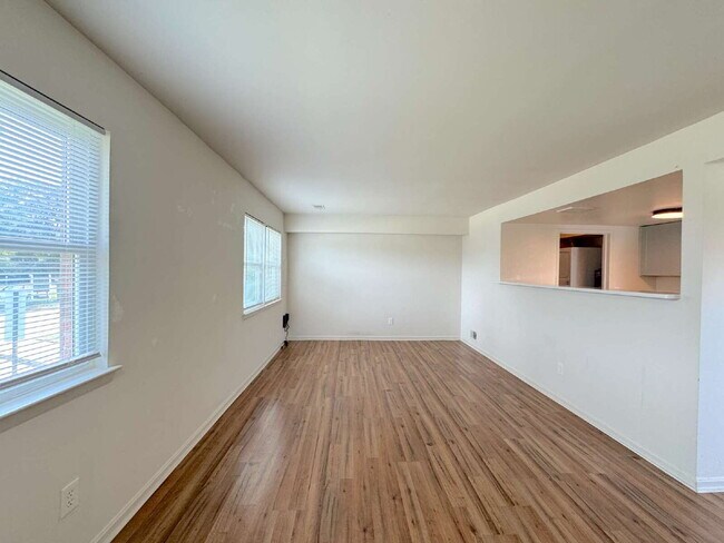 Building Photo - Comfortable Lorton Home with Stylish Finishes & Convenient Location