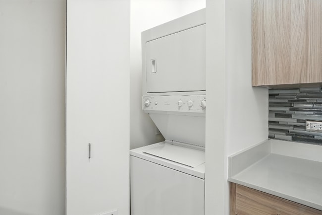 Building Photo - 537 N Kingsbury St