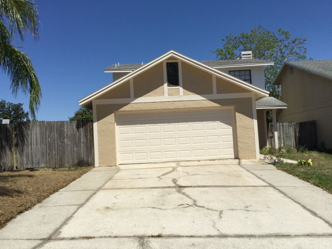 Foto principal - LAKE DEXTER WOODS REMODELED 3BR/2.5BA