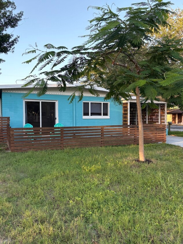 Primary Photo - 7705 Poinsetta Ave