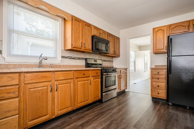 Building Photo - Recently Renovated Three Bedroom