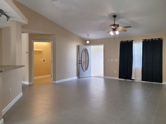 Foto del edificio - 3/2/2 Rental Home located centrally in Spring Hill FL 34609