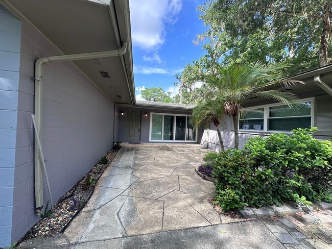 Building Photo - 5400 Lake Jessamine Dr