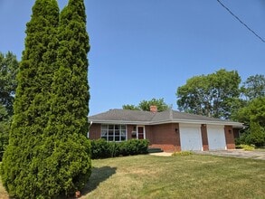 Building Photo - 592 Donna Dr
