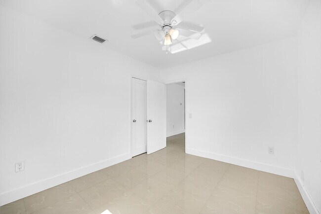 Foto del edificio - 567 NW 90th St