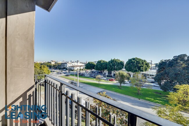 Foto del edificio - 8811-8813 Burton Way