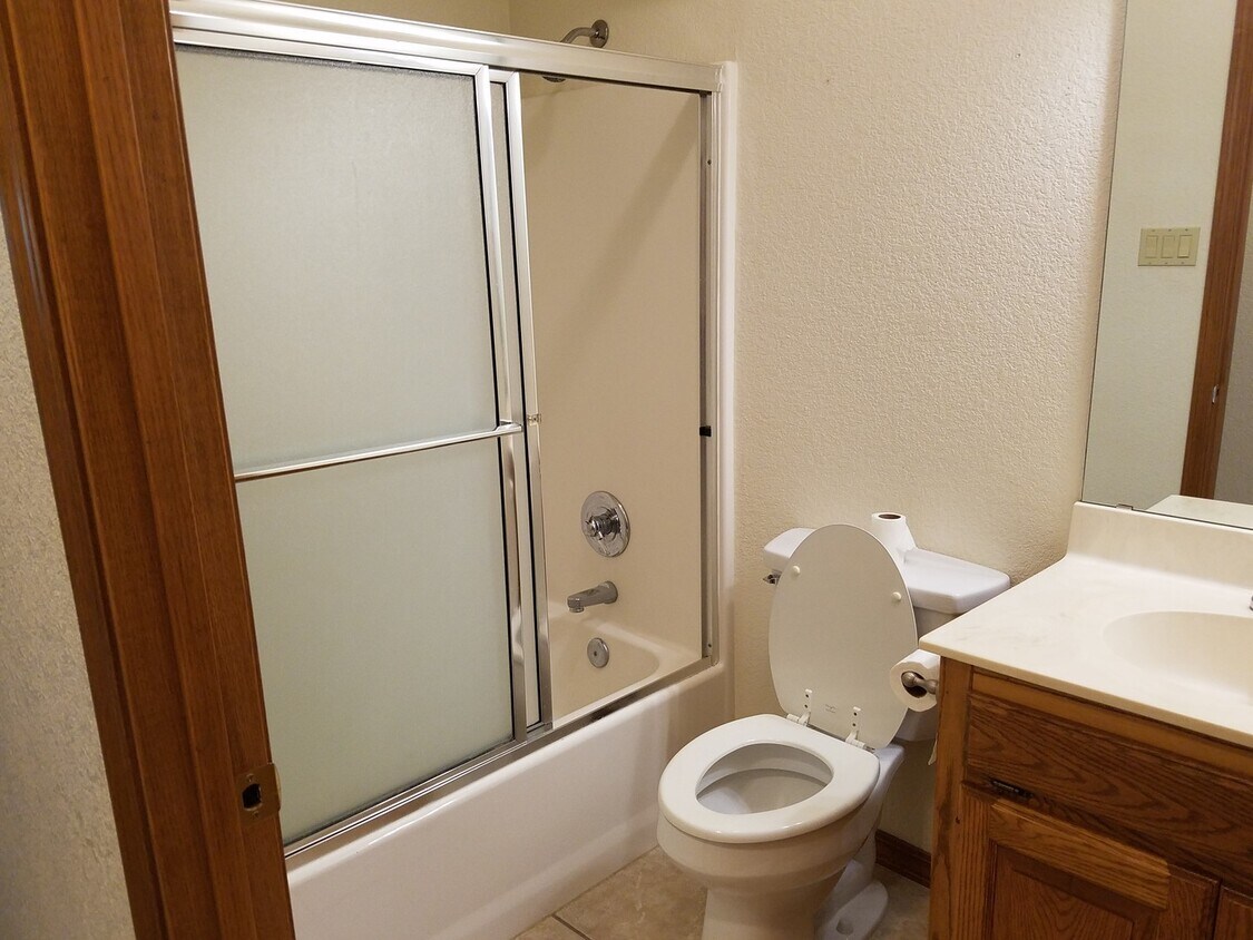 Primary Photo - 1308 Oakwood