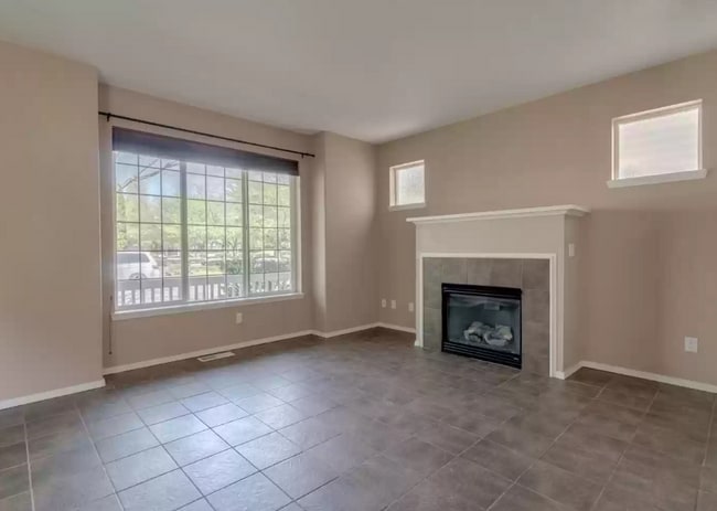 Building Photo - Beautiful 3 Bedroom 2 1/2 Bath Home in a F...