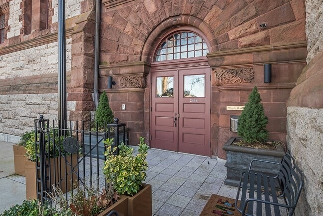 Building Photo - 2444 Beacon St