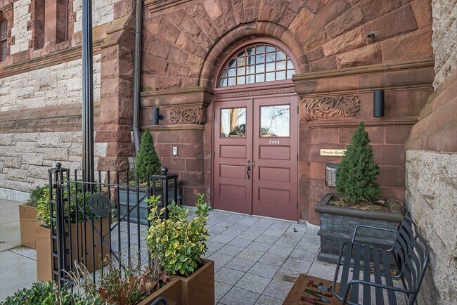 Foto del edificio - 2444 Beacon St