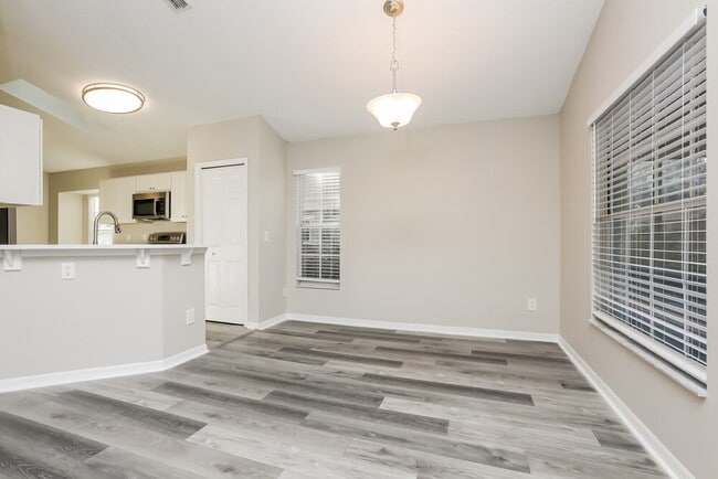 Building Photo - 1533 Oakwood Ct