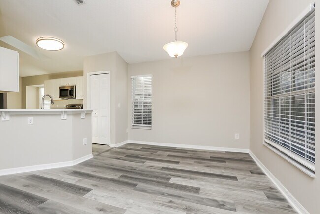 Foto del edificio - 1533 Oakwood Ct