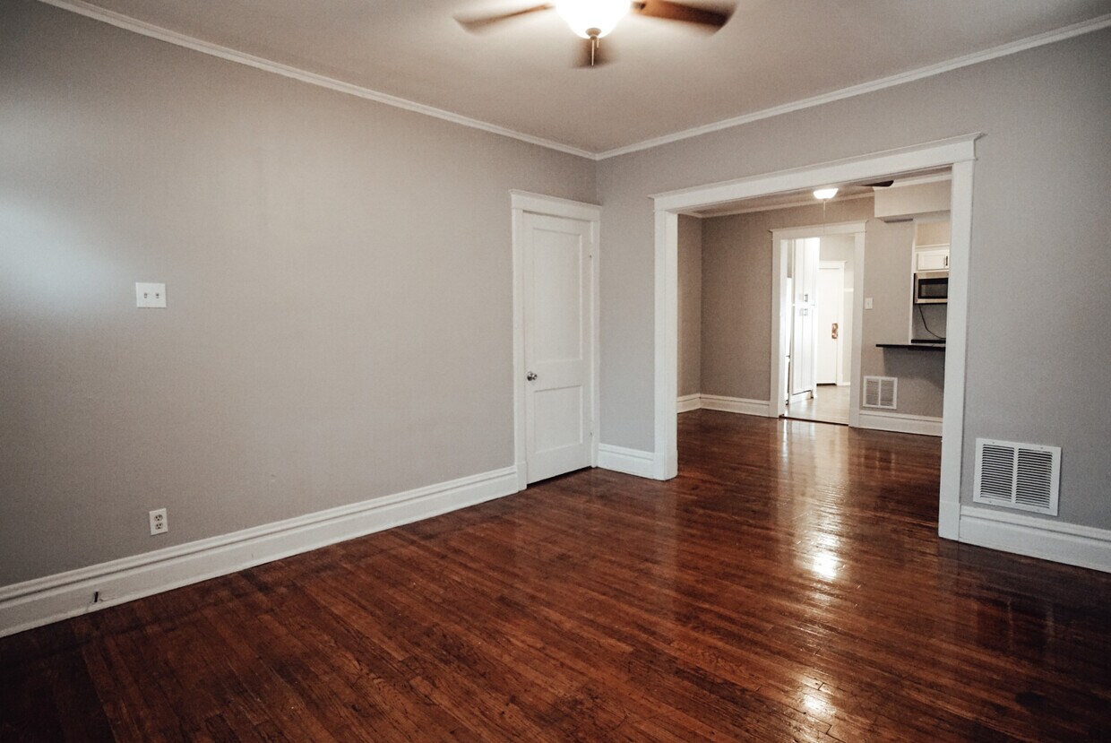 Primary Photo - 4974 Chippewa St