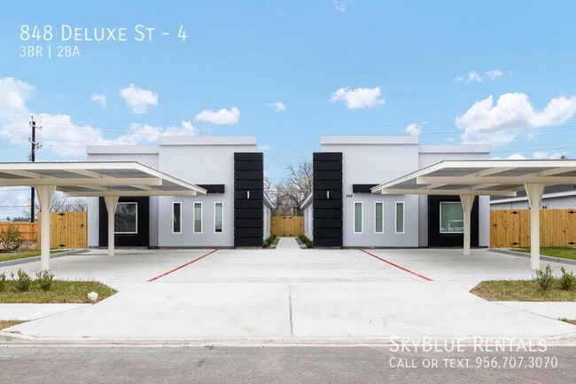 Building Photo - 848 Deluxe St