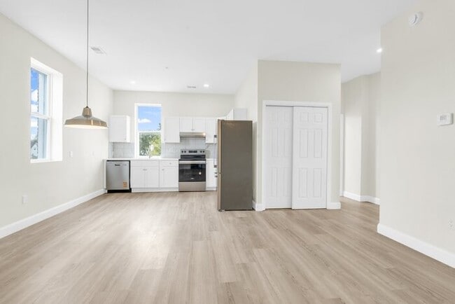 Foto del edificio - 18 N Main St